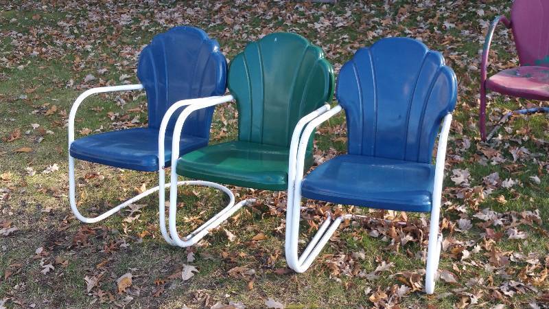 lot 174 image: (3) Matching Vintage Metal Lawn Chairs