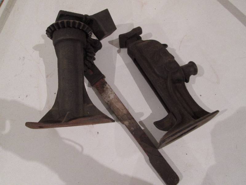 lot 142 image: Cast Iron Jacks