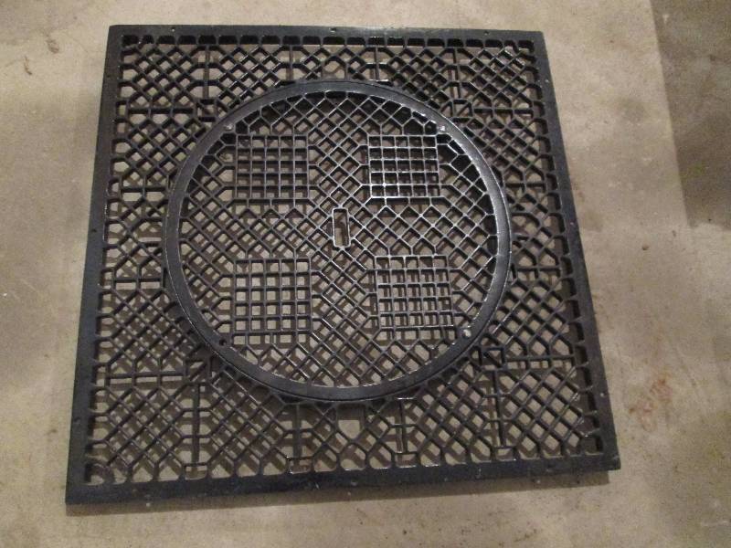 lot 150 image: Cast Iron Grate