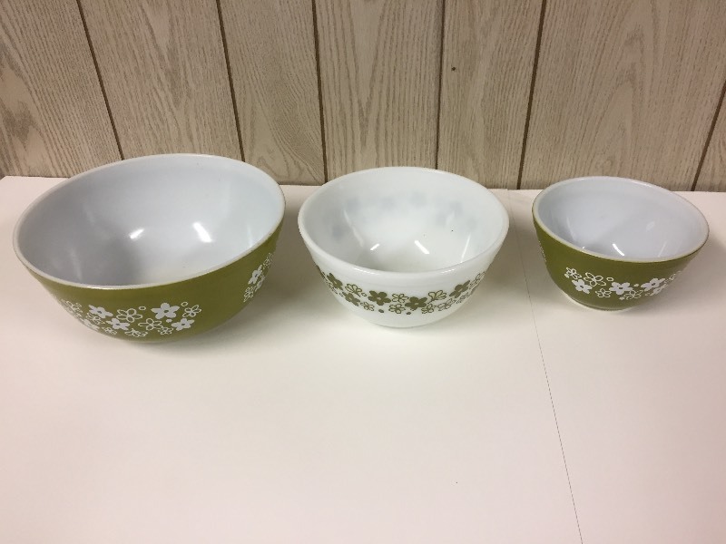 lot 9 image: PYREX Nesting Bowls
