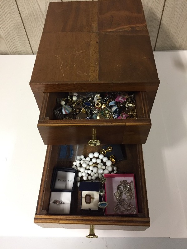 lot 41 image: Jewelry Box w Contents