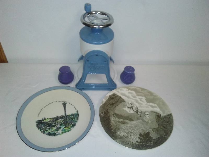 lot 46 image: Pampered Chef Ice Shaver Seattle and Mount Rushmore plates.