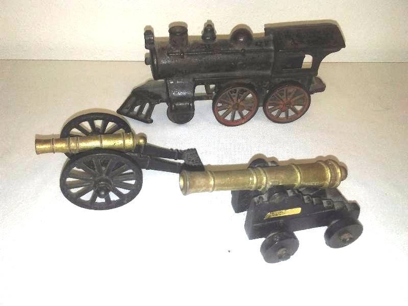 lot 48 image: Vintage Cast Toys (3) Steam Engine train, cannons by Penncraft (2)