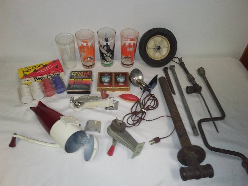 lot 50 image: Vintage Daisy Kitchen Set and more Daisy set is can opener, knife sharpener and ice crusher