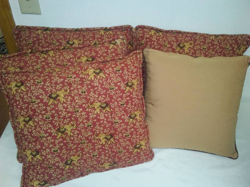 lot 62 image: Accent Pillows (5)