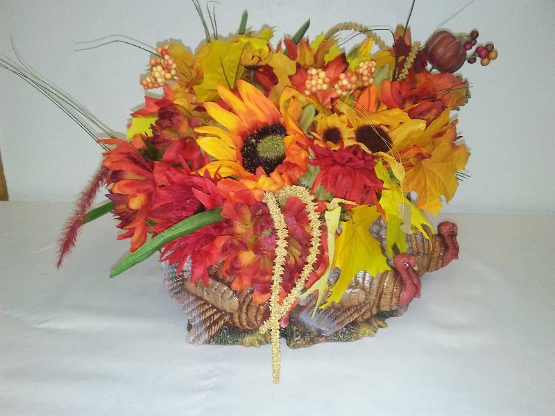 lot 73 image: Fall Ceramic Turkey Center Piece  Just in time for this years thanksgiving feast