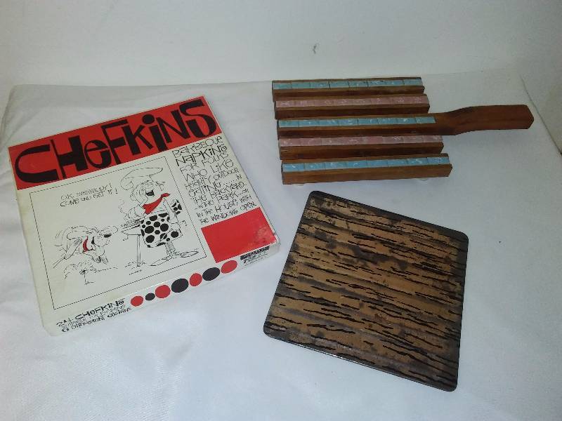 lot 10 image: Vintage Chefkins Napkins, trivet and more