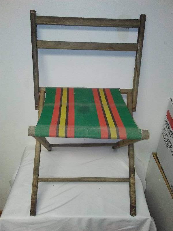 lot 11 image: Fold up wood and canvas camping chair, Great Patina