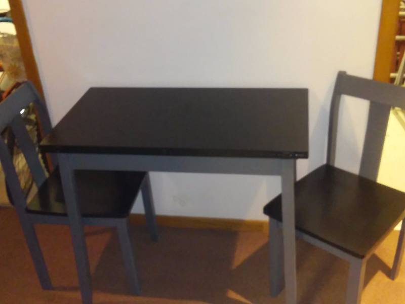 lot 16 image: Expandable Hinged Table and 2 Chairs.
