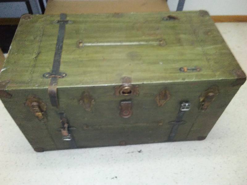 lot 18 image: Vintage Streamer Trunk Chest