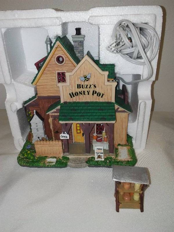 lot 128 image: LeMax Christmas Village Pieces with boxes (2)
