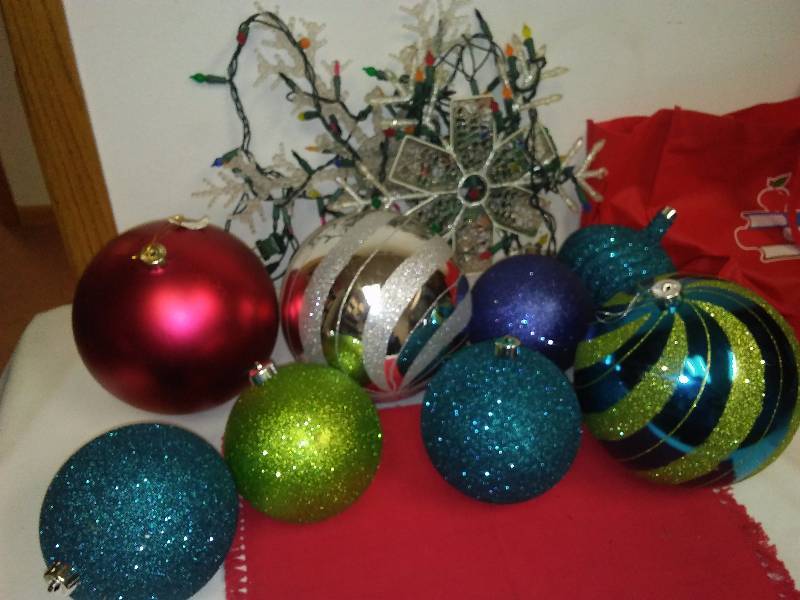 lot 144 image: Large Ornaments (10)