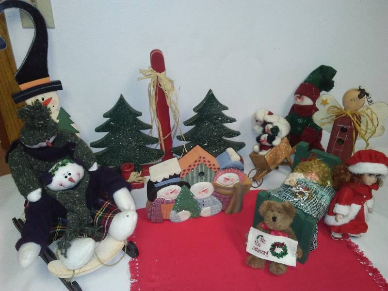 lot 146 image: Ye Old World Wooden Christmas Dcor (9)