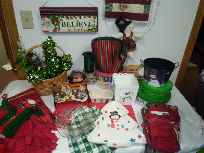 lot 150 image: Christmas Variety