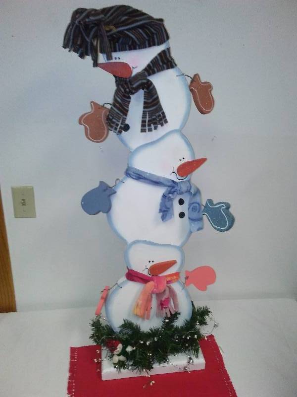 lot 151 image: 39 Inch Snowman Wood Totem, stand Dcor