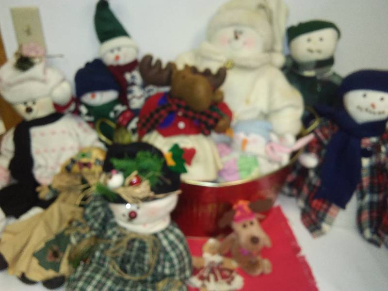 lot 152 image: Tubs of Snowmen (12) and a Moose or two