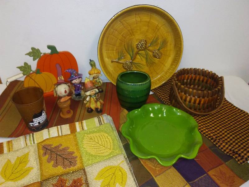 lot 19 image: Fall Fun Lot, Serving Tray, Dcor Placemats (4) New