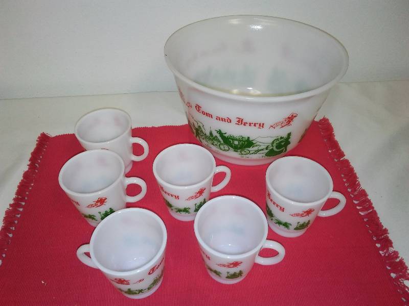 lot 153 image: Vintage Tom and Jerry Beverage Set (7 pieces)