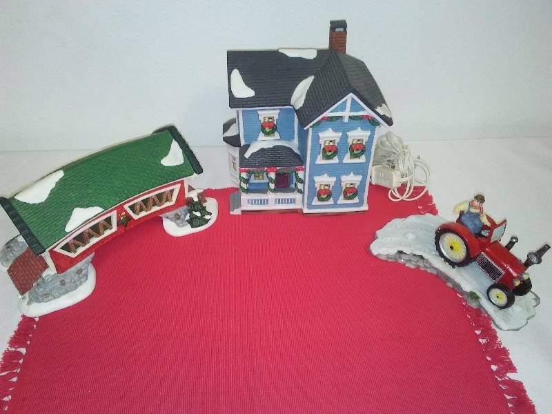 lot 158 image: Heartland Christmas Village Pieces (3)