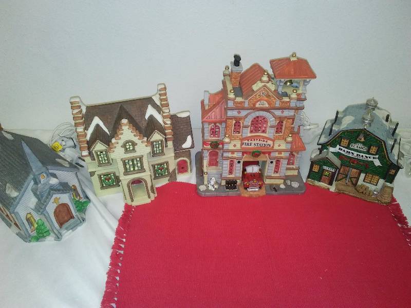 lot 162 image: Christmas Village Pieces (4)