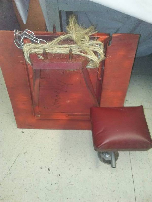 lot 24 image: Hunting Tree Stand with Stool