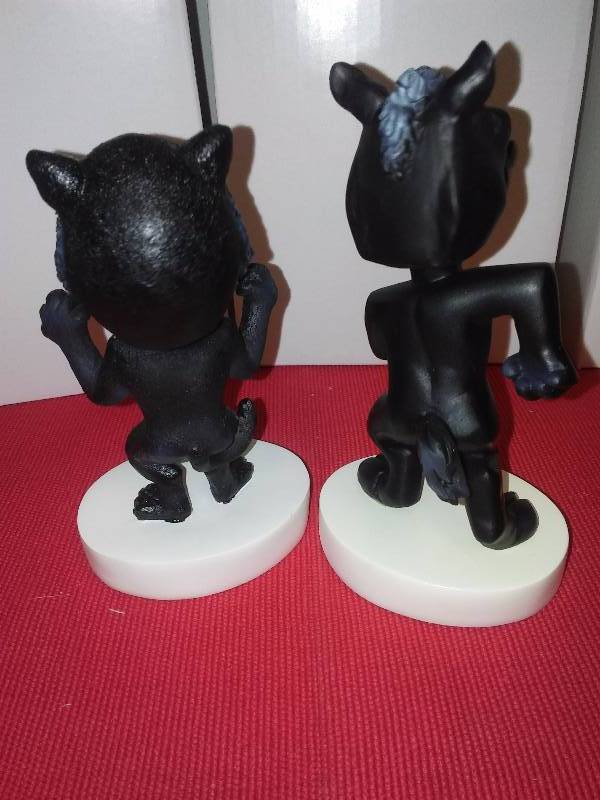 lot 37 image: Bobbleheads (6) New in gift  Box Horse (3) and Cat (3)