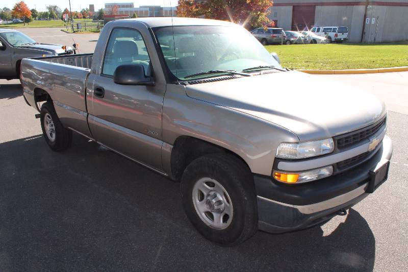 lot 8 image: 2002 Chevrolet Silverado 1500