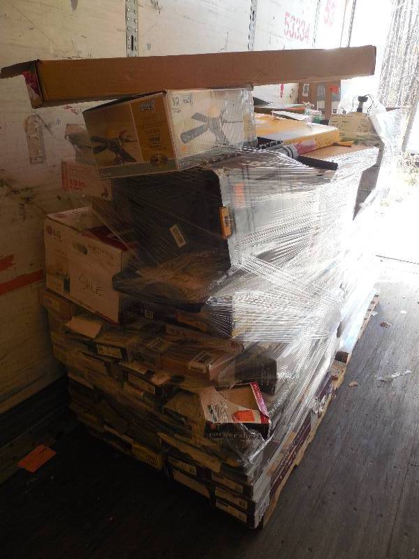 PALLET LOT OF FLOORING AND GARAGE ITEMS