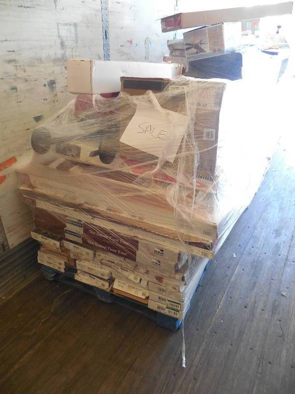 PALLET LOT OF FLOORING AND GARAGE ITEMS