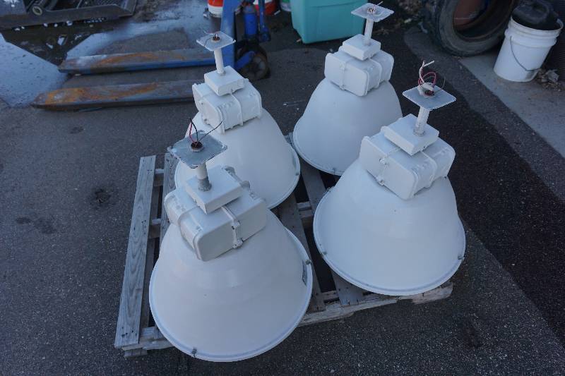 lot 9 image: Lot of - 4 High Bay 400 Watt 110 Volt Warehouse Shop Lights