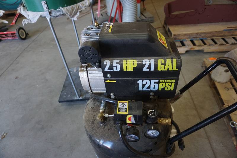 lot 16 image: Central Pneumatic 2.5 hp 21 Gallon Air Compressor