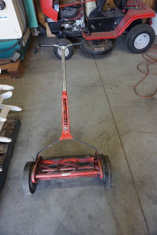 lot 11 image: Agri Fab Silent 18 - 18 Reel Mower