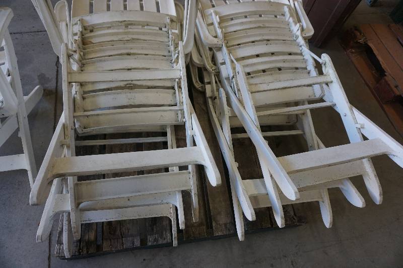 lot 18 image: 5 - Plastic Chase Patio Lawn Chairs