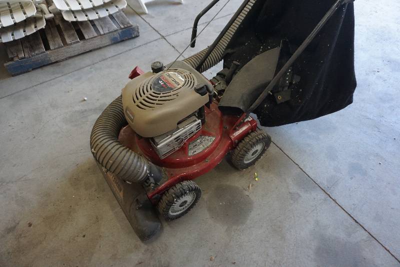 lot 10 image: Craftsman 4 in 1 24 Vacuum, Shredder, Chipper, Blower With Bagger