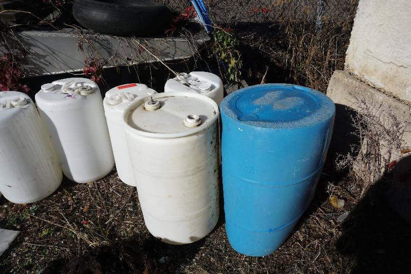 lot 19 image: 7 -  Plastic Storage DrumsBarrels In Assorted Sizes
