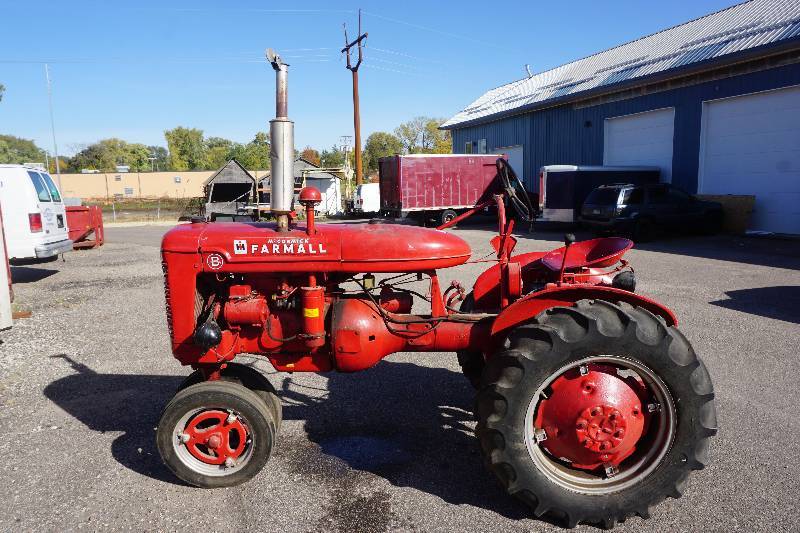 lot 1 image: 1943 International Harvester Farmall B Cultivision Tractor