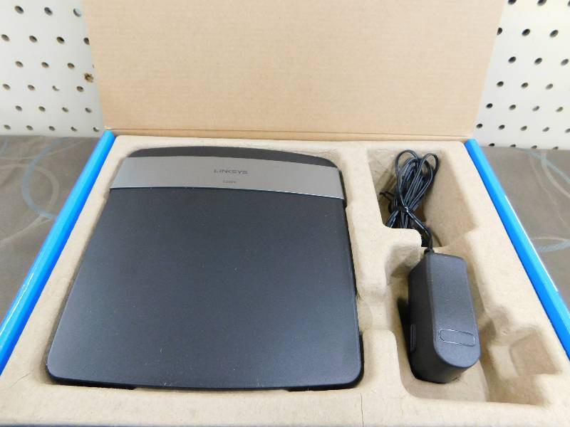 lot 276 image: Linksys N600 Advanced Simultan, MSRP $33.99