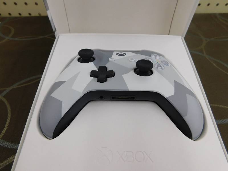 lot 275 image: XB1 Wireless Controller-Winter, MSRP $94.99