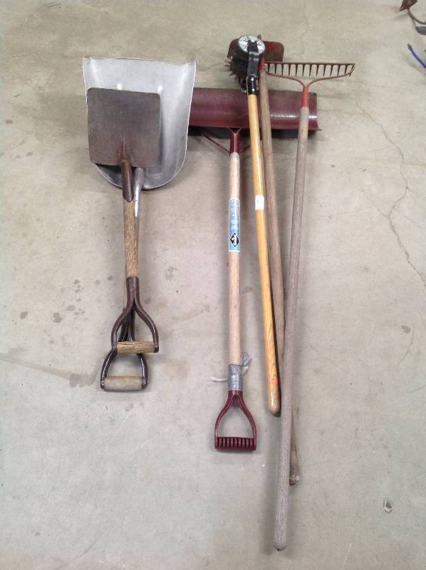 lot 47 image: Lot Of 6 Yard Tools, Shovels, Edger, Hoe and Rake