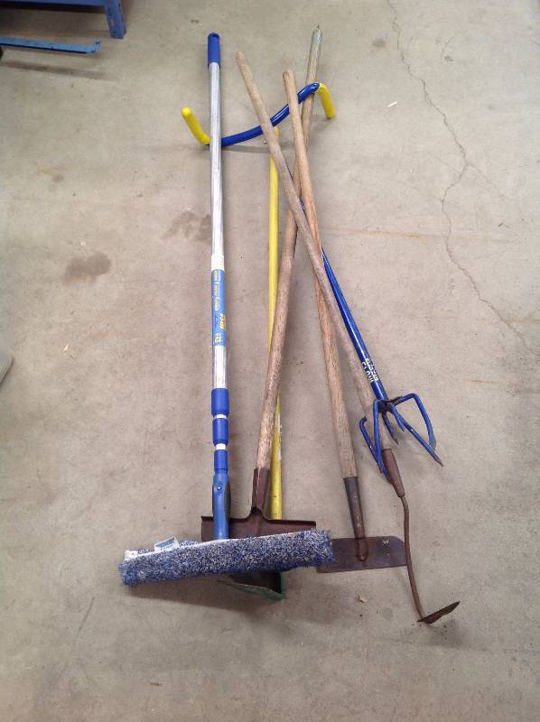 lot 48 image: Lot Of 6 Yard Tools, Hoe, Garden Claw, Ice Chipper, Window Cleaner