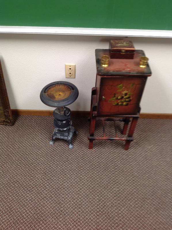 lot 63 image: Vintage Cigar Stand, and A Smoking Box