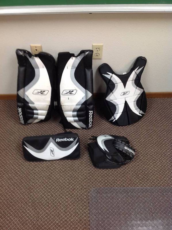 lot 78 image: Hockey equipment Goalie pads