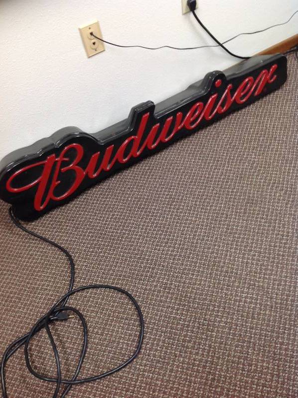 lot 79 image: Budweiser Light up Sign