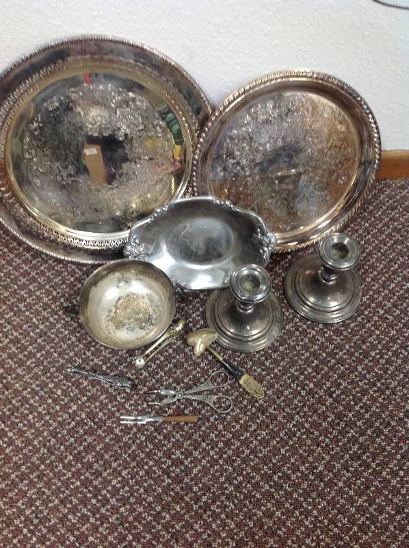 lot 85 image: Plates, bowls, candle stick holders