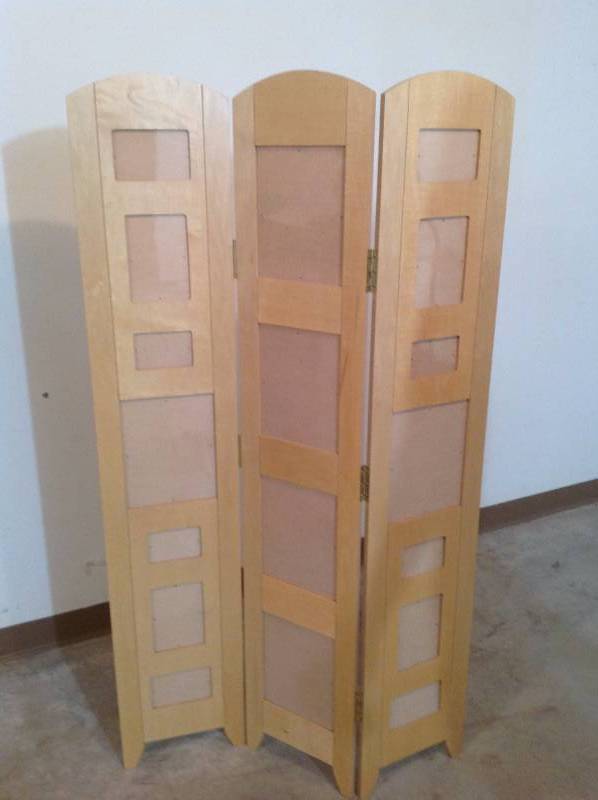 lot 6 image: Folding Screen- Wood Holds Pictures