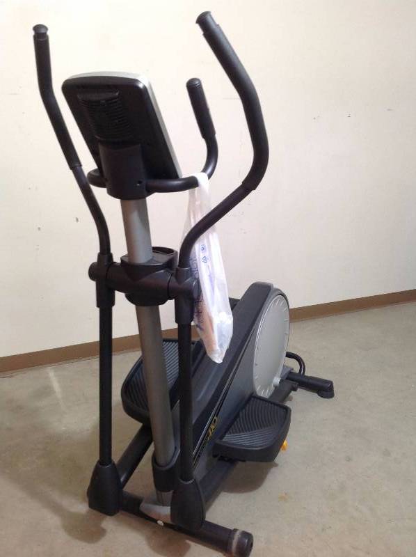 lot 9 image: Golds Gym Equipment