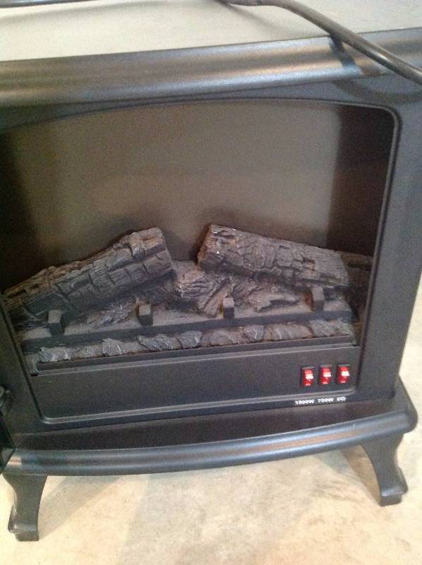 lot 23 image: Small fireplace Heater