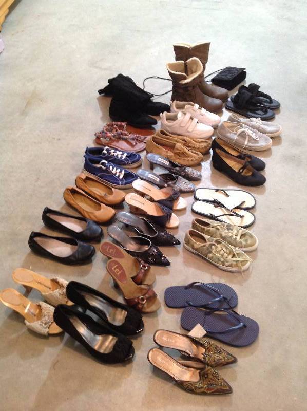 lot 21 image: Shoes