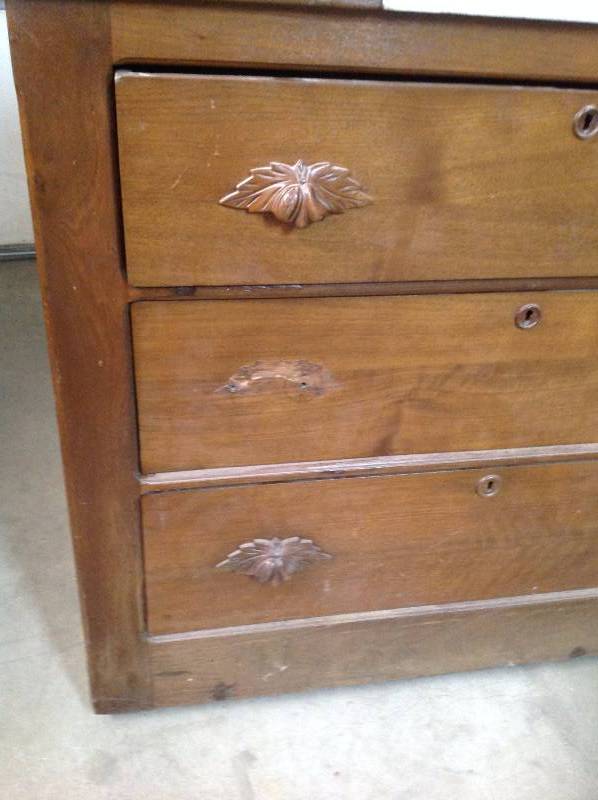 lot 104 image: Vintage Dresser Vanity