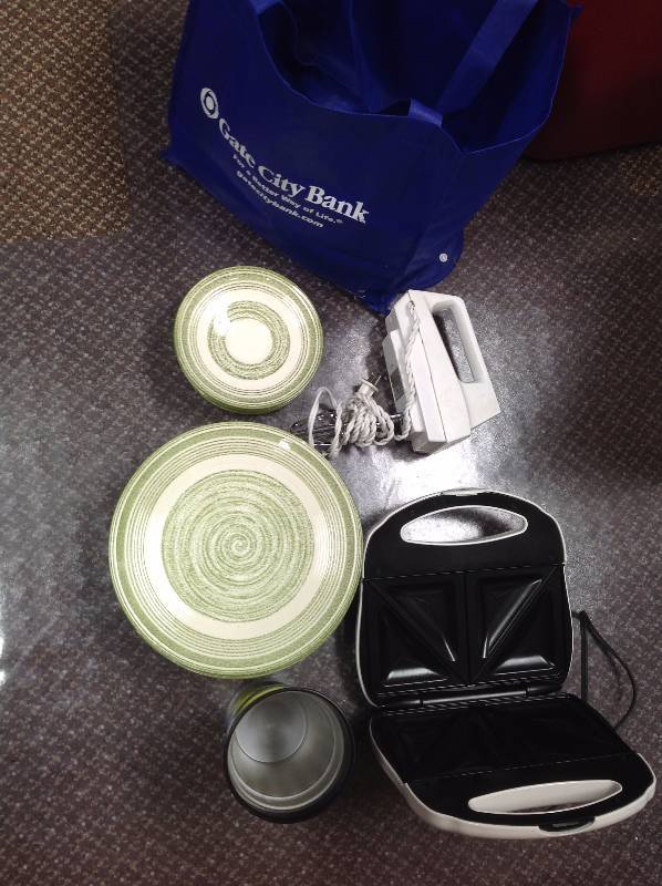 lot 116 image: Lot of Kitchen Items, Glass Plates, Mixer and Sandwich Maker